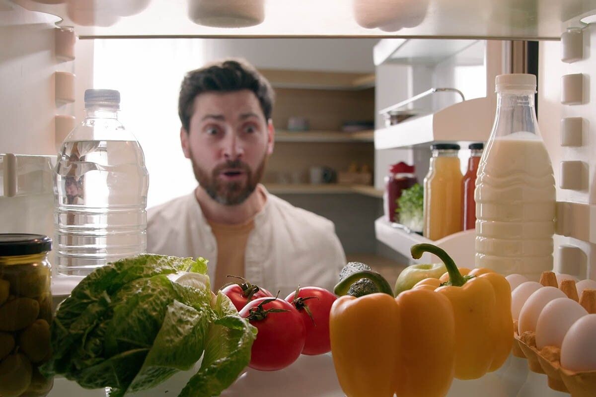 Когда в холодильнике порядок, контролировать свежесть легче. Источник: MAYA LAB / Shutterstock / FOTODOM📷
