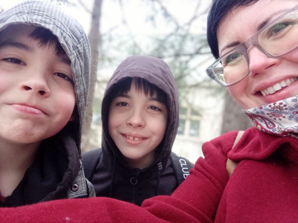 Эмоционально и он, и Лука ужасно взбаламученные. Раздражение и гнев - постоянный фон. Хотя по фото так и не скажешь. 