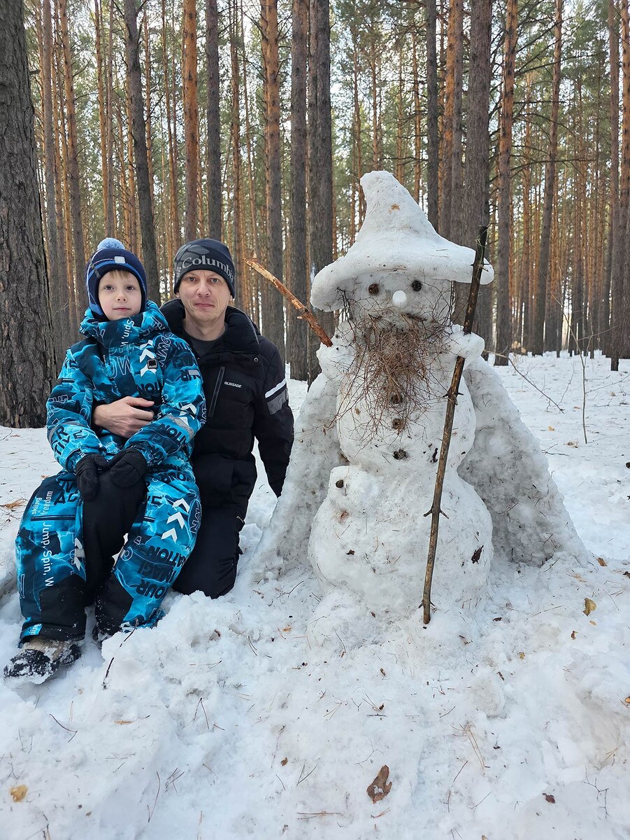 Александр и сын рядом с новой работой – Гэндальфом. Фото Александра ШЕСТЕРИКОВА.