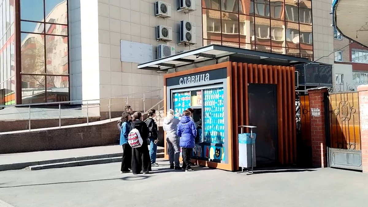 Март в Челябинске. Очередь за мороженым.