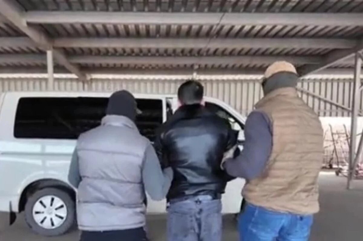    500 бомб в стельках: ФСБ задержала иностранца с посылкой для бойцов СВО