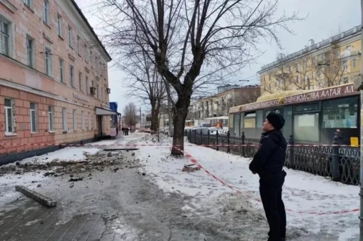    На проспекте Ленина в Барнауле обрушились фрагменты крыши жилого дома