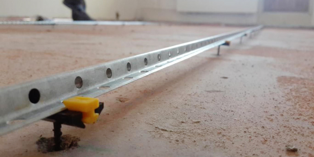 Зачем кормить магазины? Мастер показал, как идеально оштукатурить стены вообще без железных маяков (и сэкономить кучу денег)