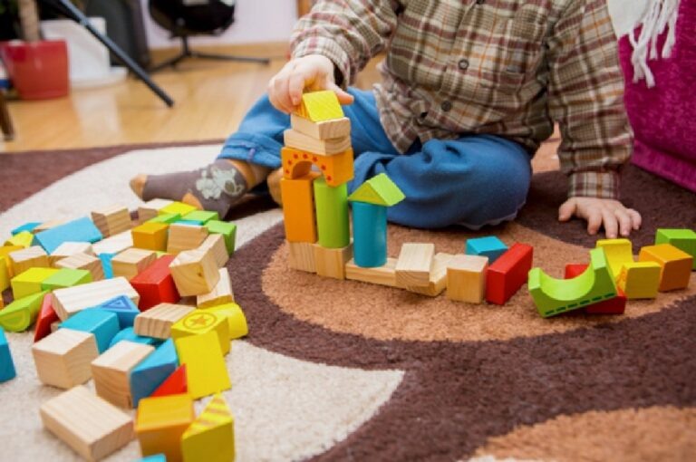    Иллюстрация к материалу: ИИ-игрушки: почему они не заменят живое общение для детей