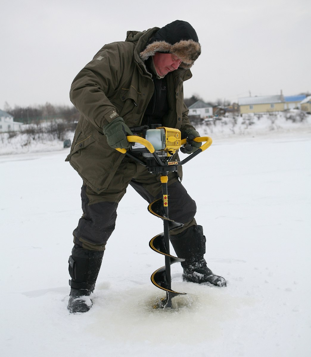 Бензобур выглядит громоздко, зато лунки с ним сверлить одно удовольствие.