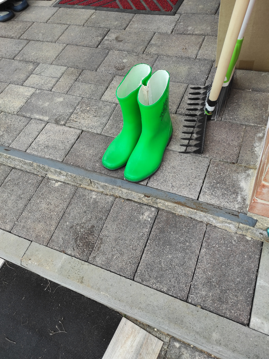Резиновые сапоги ждут дождя