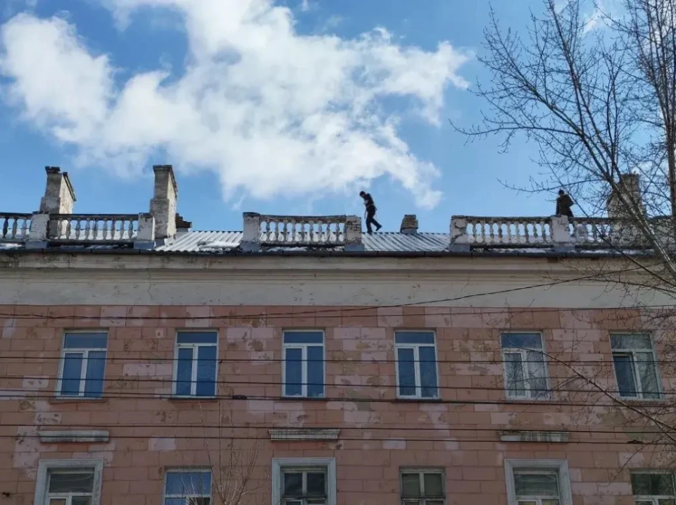    Работы на крыше дома на проспекте Ленина, 85. Источник: Пресс-служба администрации Барнаула