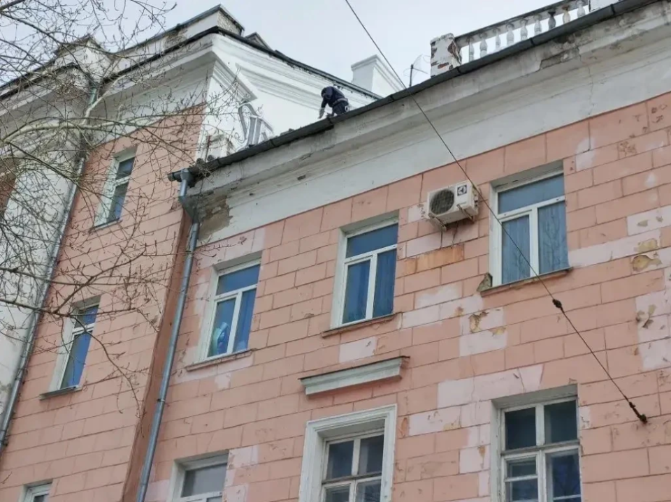    Работы на крыше дома на проспекте Ленина, 85. Источник: Пресс-служба администрации Барнаула