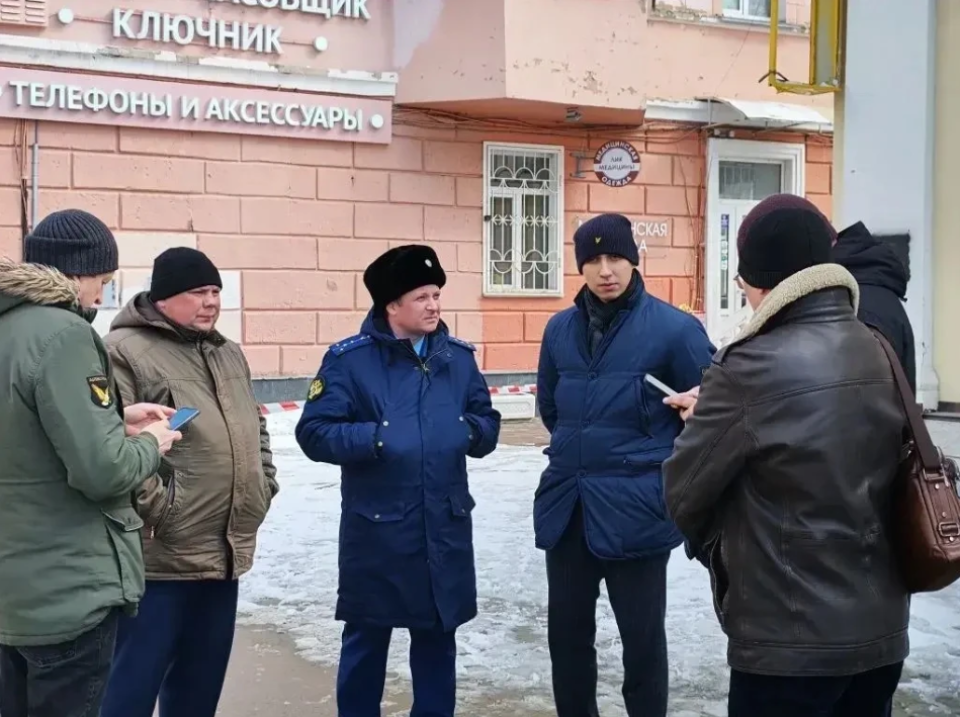    Совещание на месте падения парапета. Источник: Пресс-служба администрации Барнаула