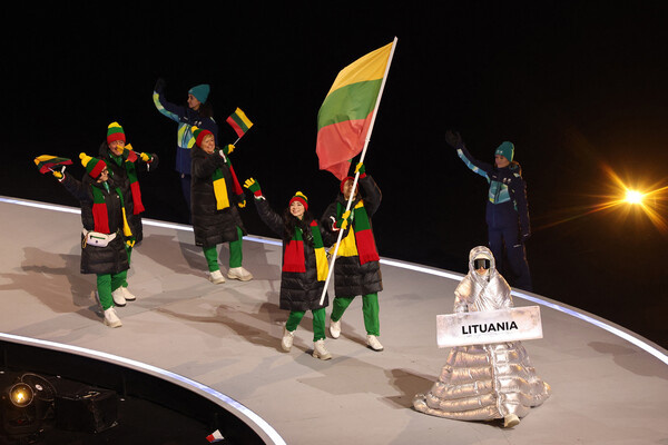 Спортсмены из Литвы во время церемонии открытия зимних Олимпийских игр в Милане, 6 февраля 2026 года / Mike Segar/Reuters   📷