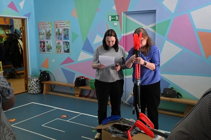    В школы № 1, 4, 34, 35, 36, 38, 43, школу русской культуры и лицей "АМТЭК" передали мячи, клюшки,