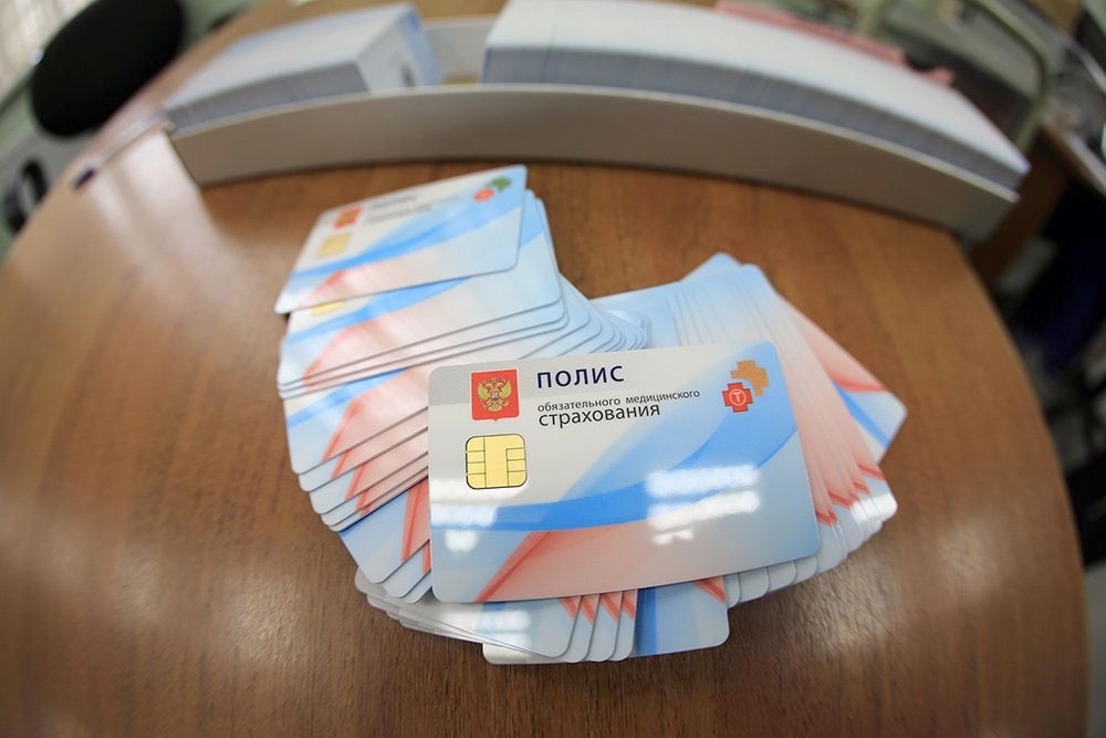    Полис ОМС - обязательное медицинское страхование, гарантирующее бесплатную помощь по всей России. ДМС - добровольная страховка, расширяющая возможности и комфорт лечения. / Сергей Михеев/РГ
