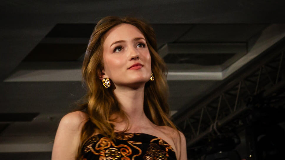 Певица Defne на показе коллекции «Этника» бренда Eleonora Amosova.📷Фото: Идэль Гумеров / Коммерсантъ