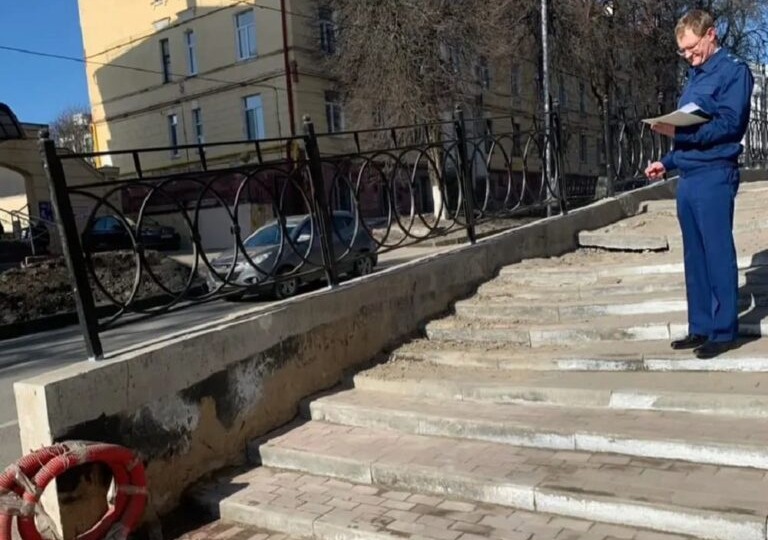 Прокуратура вздрючила Комитет ЖКХ Брянска и Брянскавтодор за тротуар на Горького