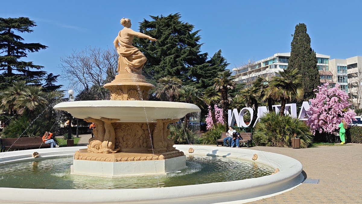 Фонтан рядом с Морпортом Сочи