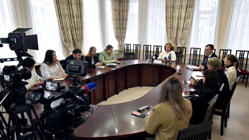     Пресс-конференция по вопросам приема детей в первые классы. Фото предоставлено пресс-службой Администрации Барнаула.