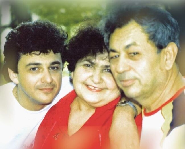 Игорь Саруханов с родителями. Фото: личный архив певца