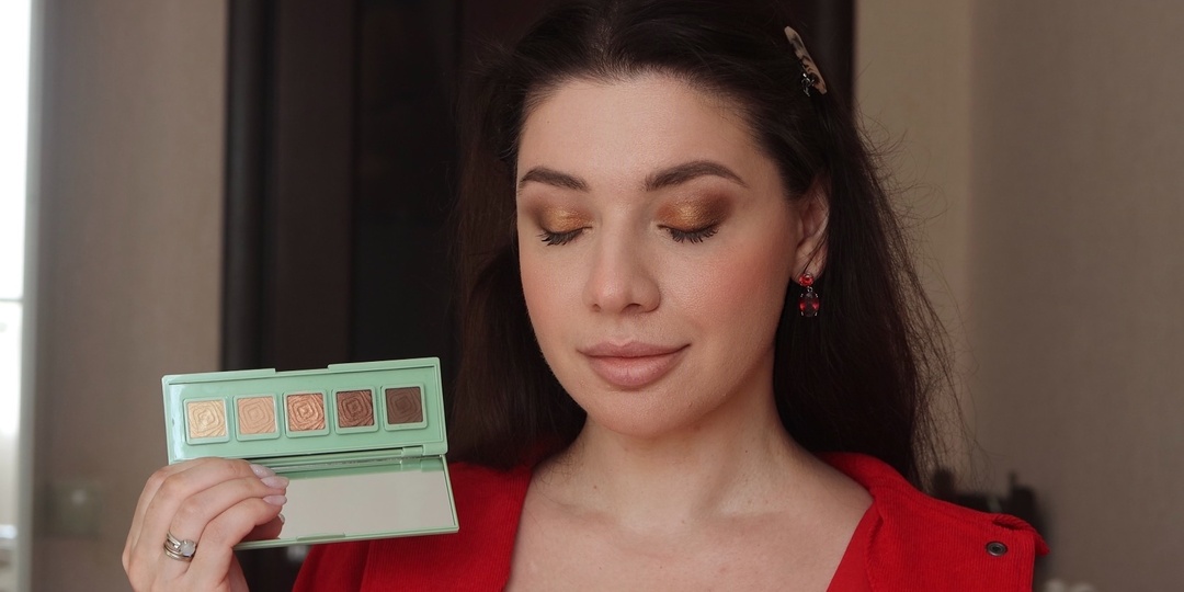 Палетка KOROLKOVA  в оттенке Dune — это must-have этого лета, а возможно и осени 2027. Макияж глаз на нависшем веке.