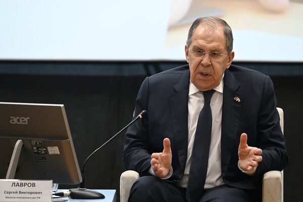 Министр иностранных дел РФ Сергей Лавров на встрече с преподавателями и студентами филиалов российских вузов, экспертным сообществом, активом молодежного крыла АНО «Евразия» в Доме культуры Российско-Армянского (Славянского) университета (РАУ), 21 мая 2025 года / Евгений Биятов/РИА Новости   📷
