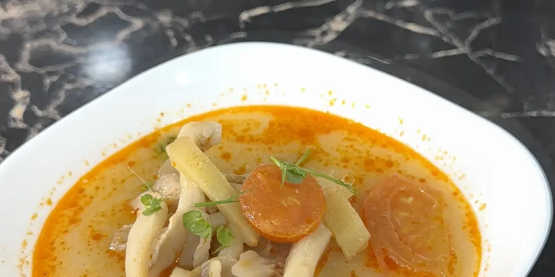 Том Ям с креветками и кальмаром