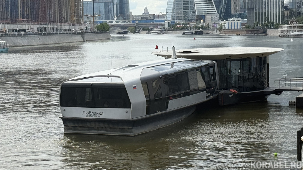 Электросудно на регулярном городском пассажирском маршруте по Москве-реке / Фото: Корабел.Ру  📷
