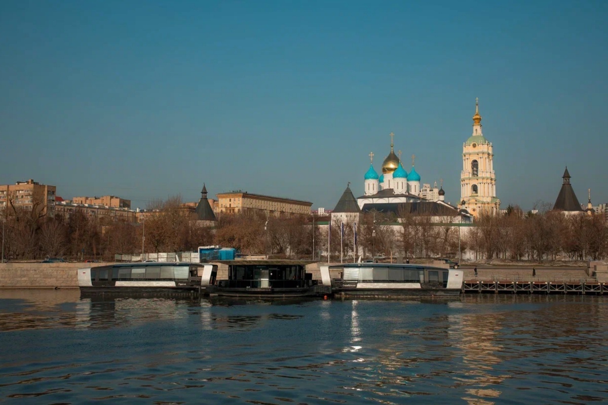    Электросуда у причала возле Новоспасского монастыря. / Департамент транспорта Москвы