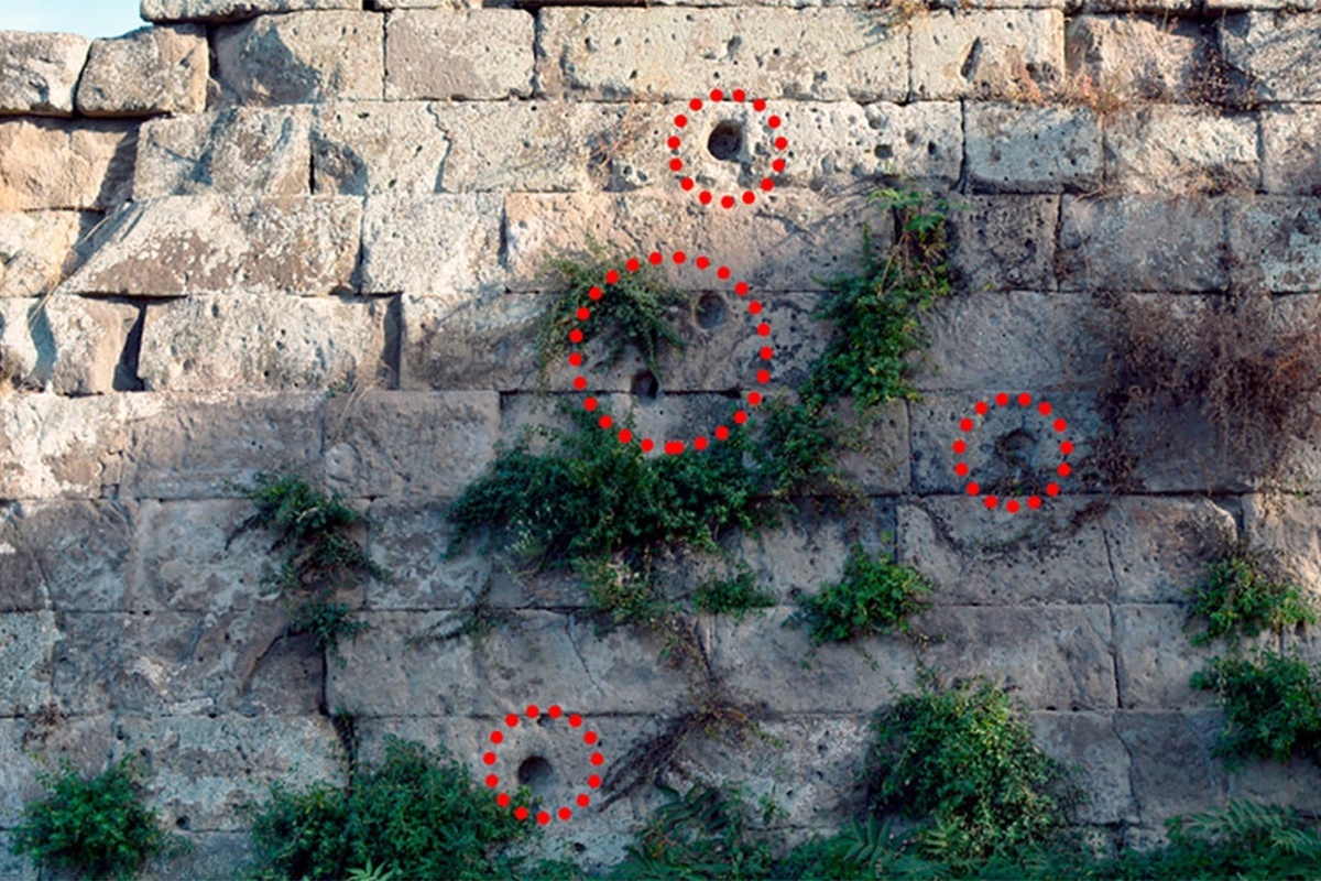    На стенах Помпеев нашли следы от обстрела из высокотехнологичного стреломета. / mdpi.com
