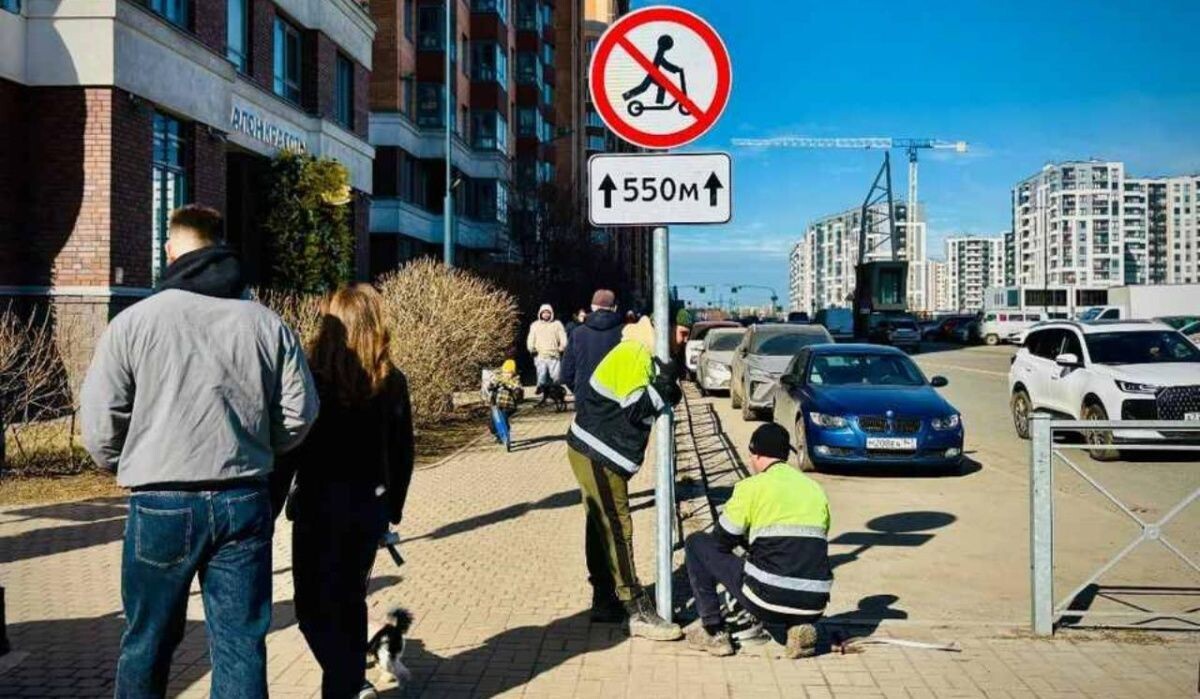     Установка знака. Источник: t.me/zgpof Автор фото: Пресс-служба администрации ЗГП