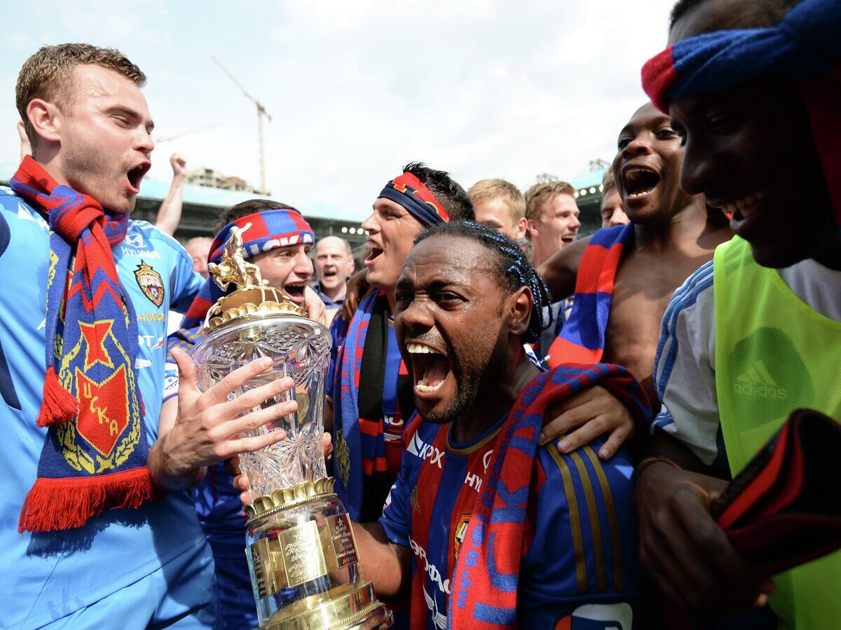    Нападающий ЦСКА Вагнер Лав (в центре) с Чемпионским кубком | © РИА Новости / Владимир Песня