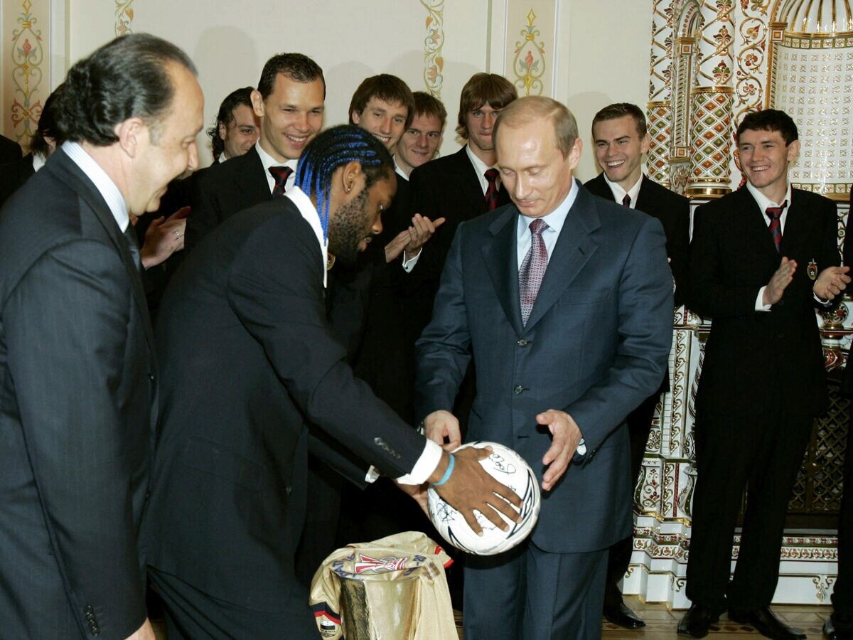    Президент РФ Владимир Путин во время встречи в Ново-Огарево с футболистами ЦСКА, завоевавшими Кубок УЕФА | © РИА Новости / Алексей Панов