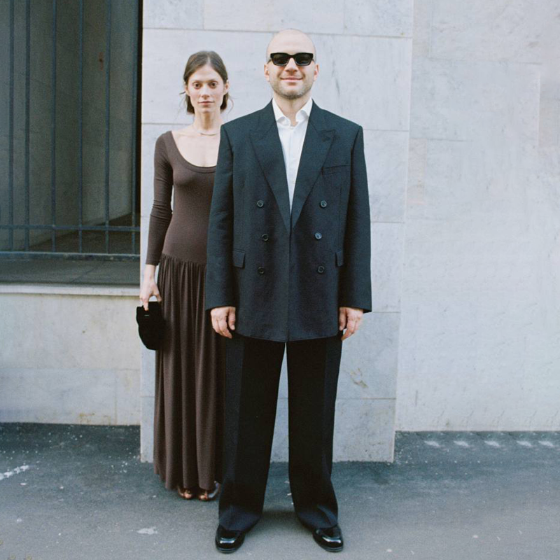 Ирина Мартыненко (платье Aya Muse, мюли Jude) и Михаил Хасая (пиджак Saint Laurent, брюки Jil Sander, обувь Santoni)