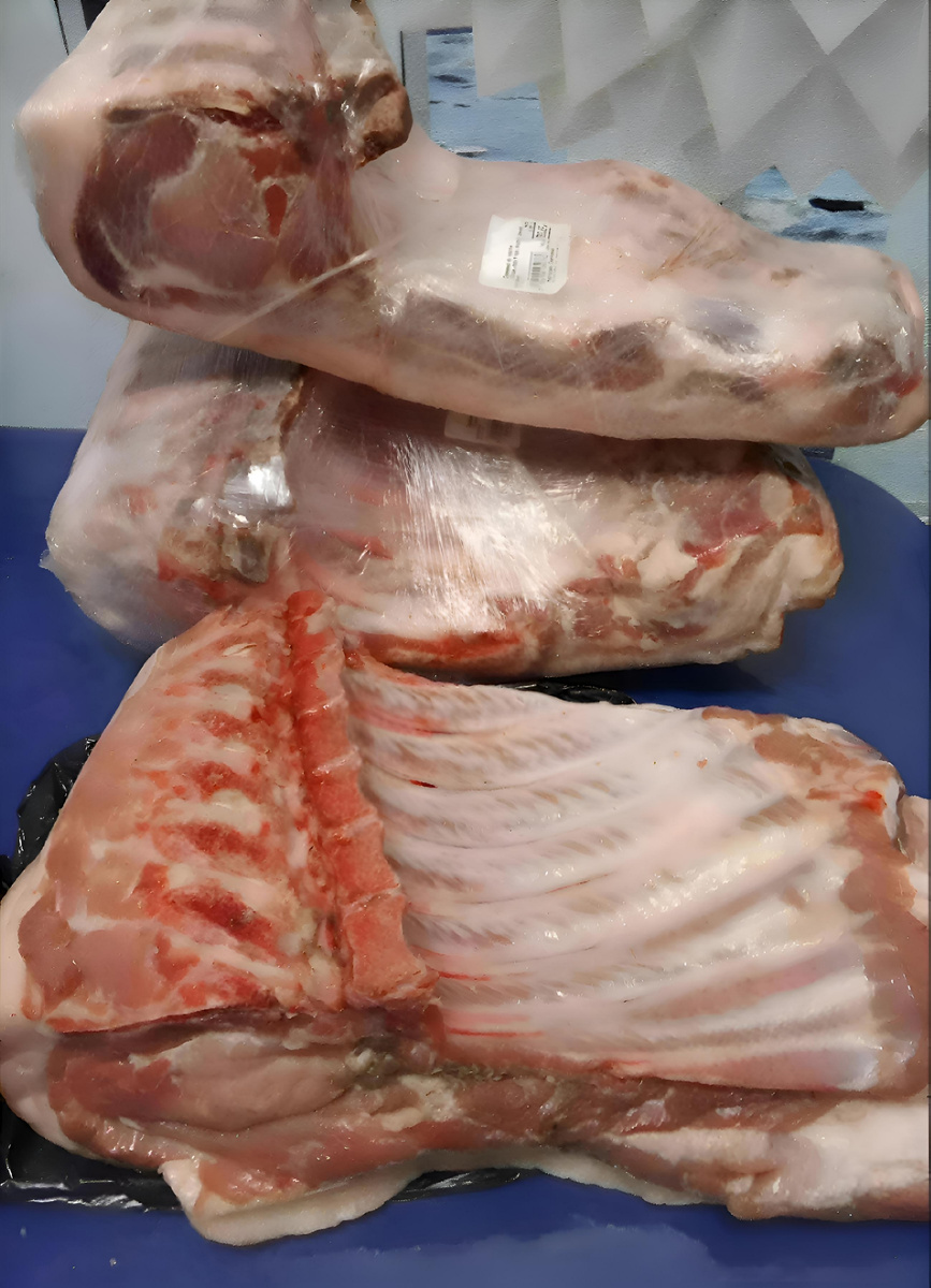 Свинина содержит белок, жир, витамины и минералы. Диетологи рекомендуют здоровым людям есть не более 200–250 граммов приготовленной свинины в день. Свинина содержит почти все витамины группы B в очень большом количестве. В больших количествах свинина может нанести вред организму, она может даже нарушить обмен веществ и привести к ожирению.   ☝️