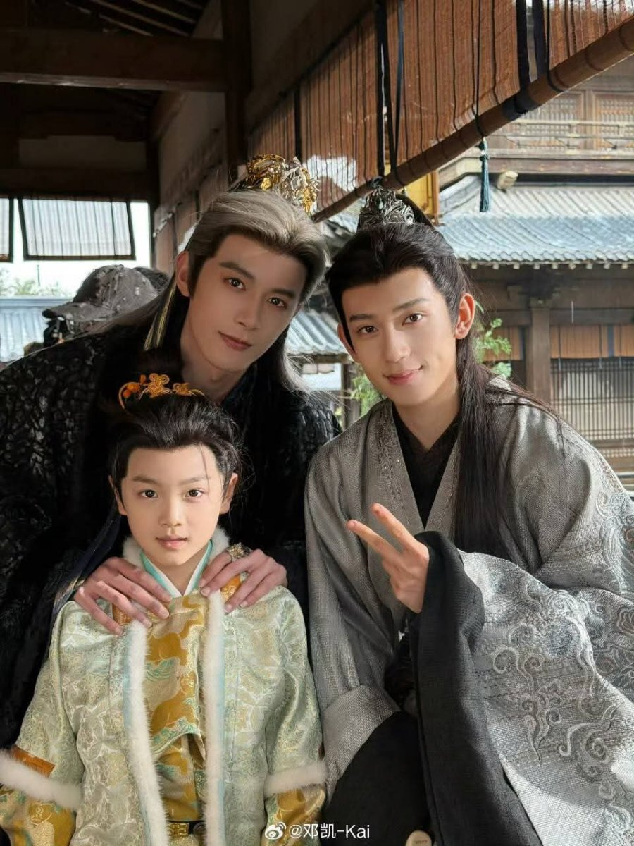 Братья и сын одного из них. В отличие от дорамы, здесь они весьма милые😻 Взято в открытом доступе. 