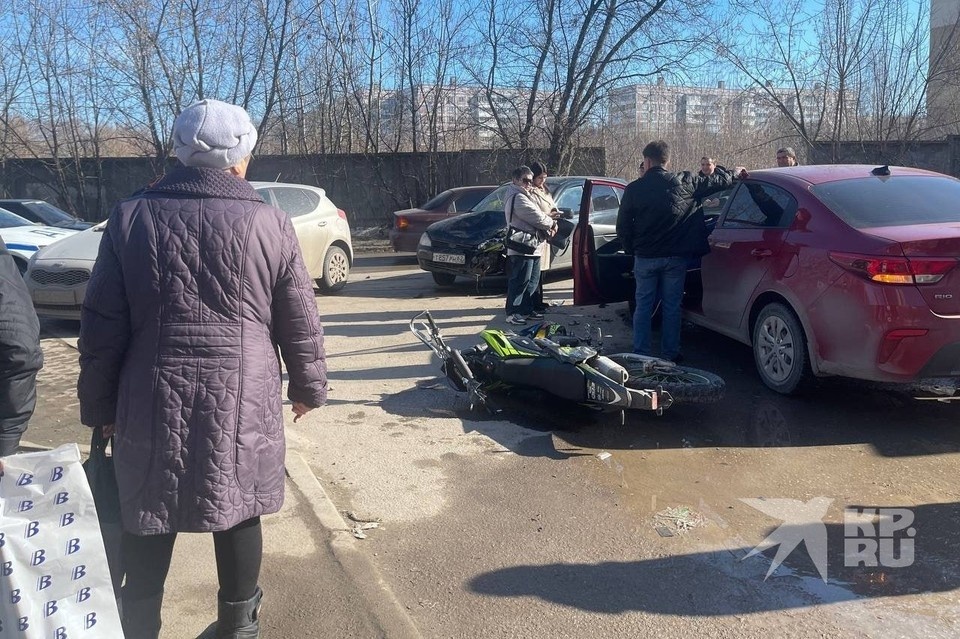    В Рязани после столкновения мотоцикла с Lada и Kia госпитализировали подростков.