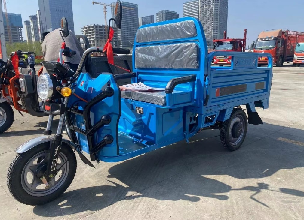 Разница между паспортными 80 км и реальными 45 км возникает из-за трех факторов: вес груза, рельеф и стиль вождения. В коммерческой эксплуатации гадать нельзя – только расчет.