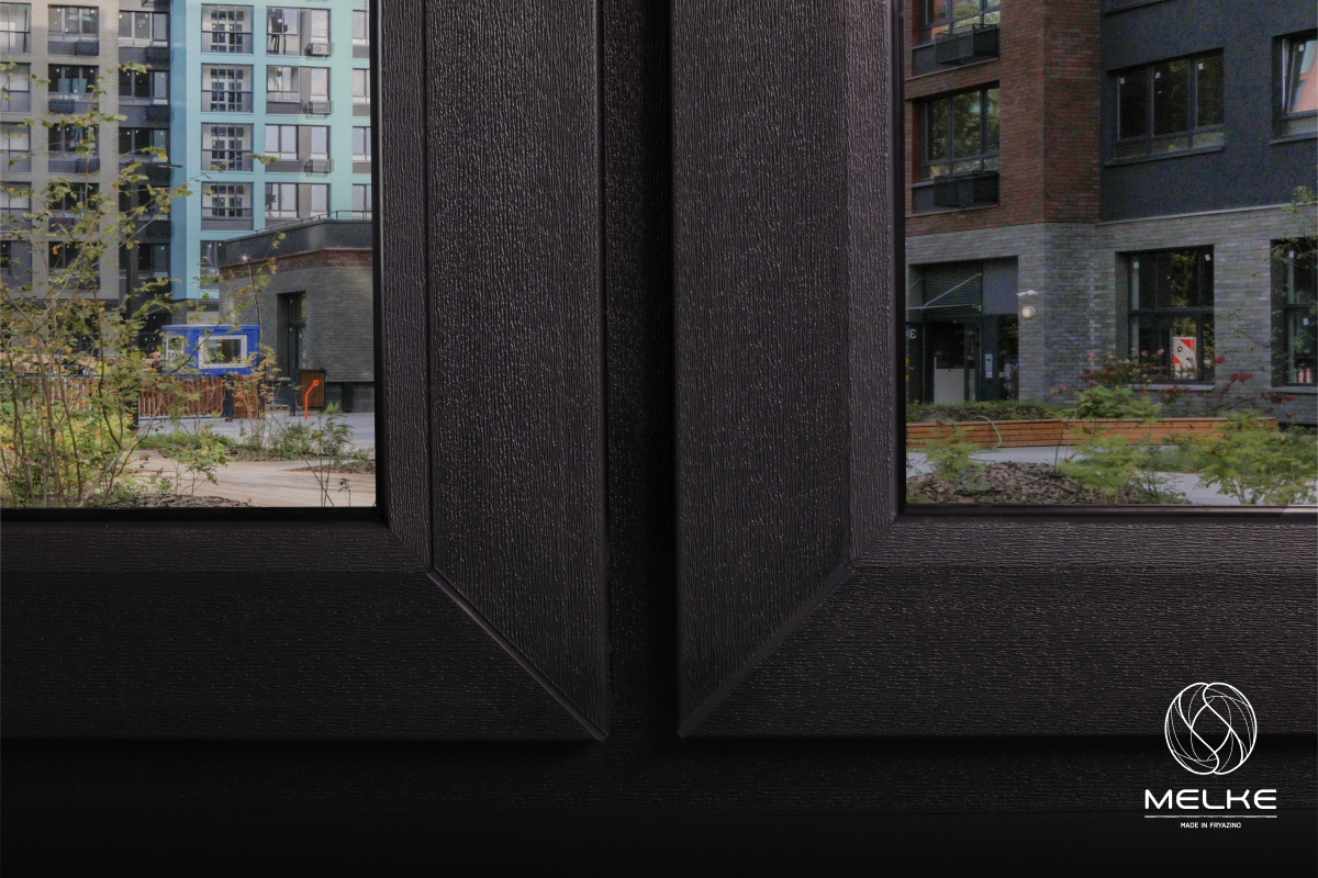 Покрытие Melke Cool Colours обеспечивает полное совпадение цвета и фактуры всех элементов окна — от профиля до штапика.