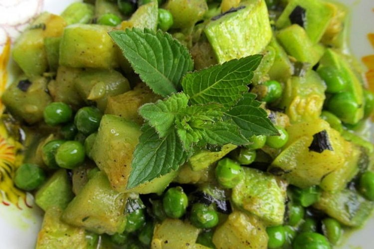 Диетический ужин: Кабачки с зеленым горошком
