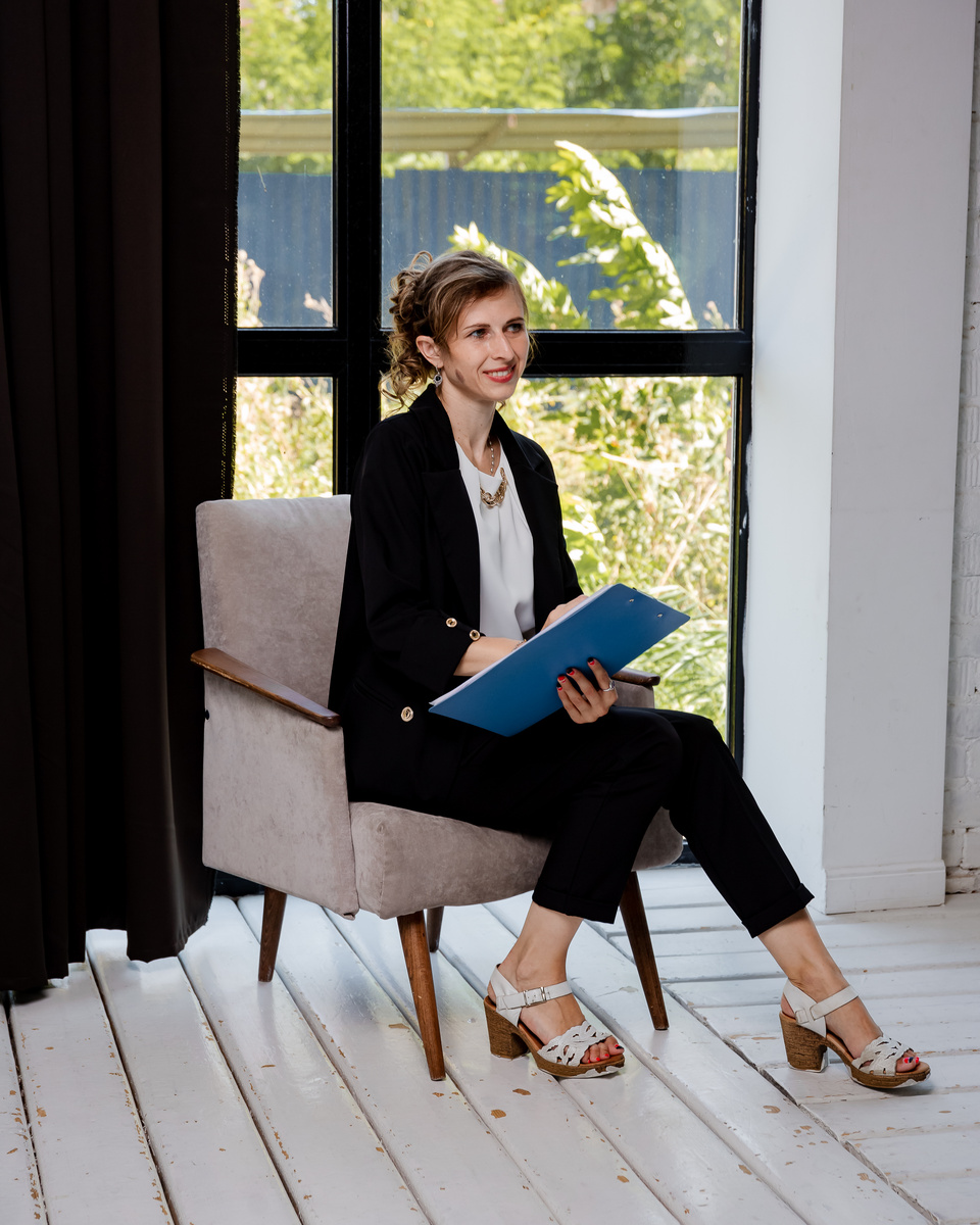 Вы конено можете полагаться на себя и не обращаться к профессионалу. А можете сохранить свои деньги, нервы и время доверив работу профессионалу. От каждой мелочи в договоре может зависеть судьба вашей дальнейшей спокойной жизни.