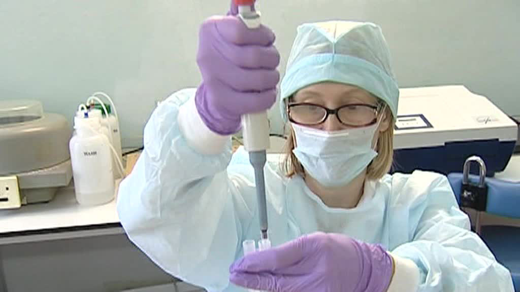    Врач анализы кровь