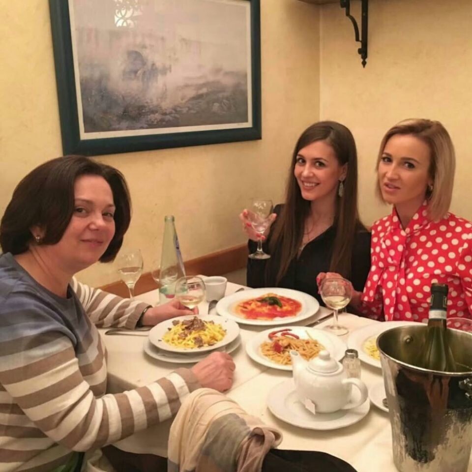    Ольга Бузова поздравила маму с днем рождения архивными фото. Источник: @buzova86*