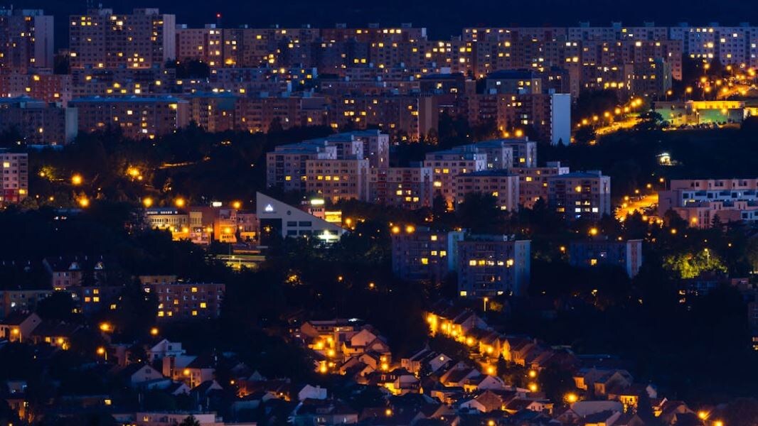 Вечерний город за окном: огни зажигаются не для отчётов, а для тех, кто умеет смотреть на них, а не на экран монитора.