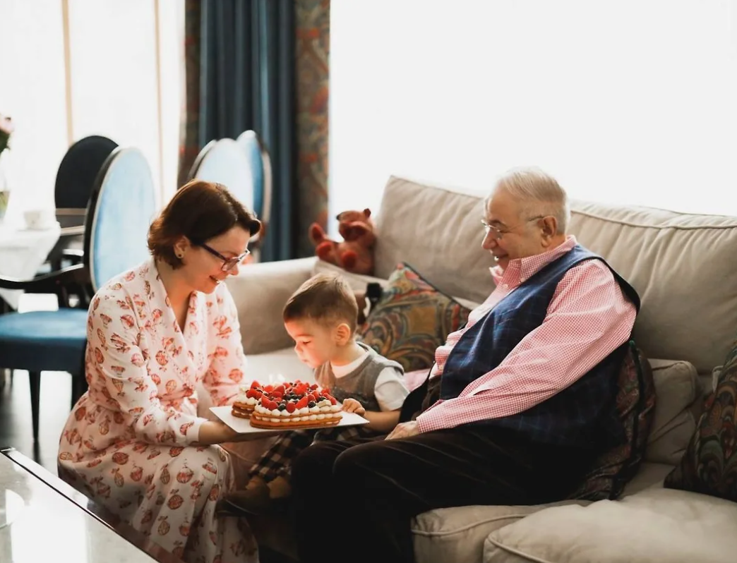 Супруги с сыном Ваганом, названным в честь деда