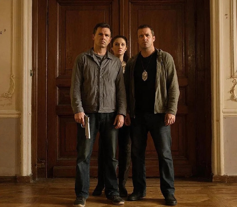 у входной двери в библиотеку