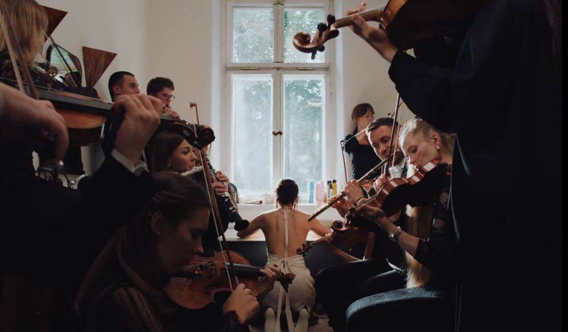 Кадр из музыкального клипа на «Berghain»