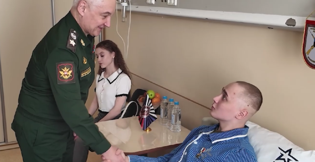 Белоусов передал Герою России Сергею Ярашеву поздравления от Путина