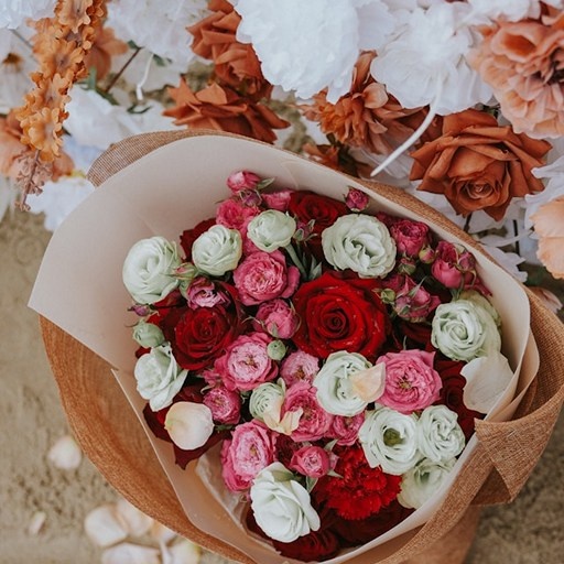    Снимать ли упаковку с букета Кристина Борунова