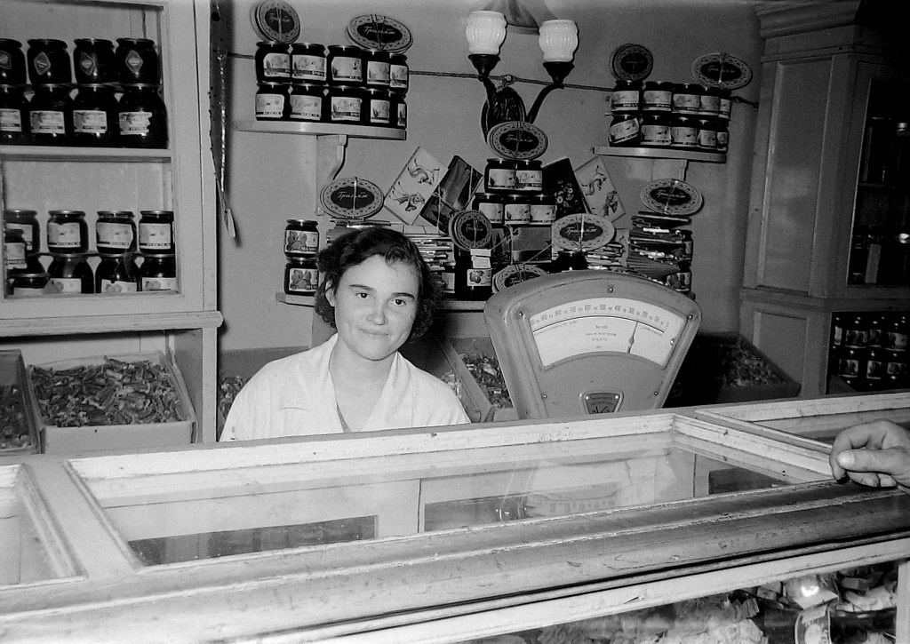 Николай Обидин
Продуктовый магазин
Дата съемки: 1957 - 1959
Место съемки: Владимирская обл., г. Вязники
Источник russiainphoto.ru