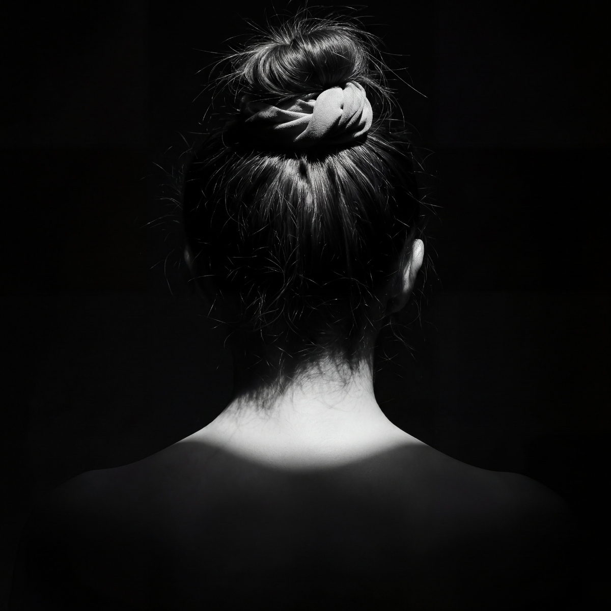 «Внешность обманывает. Самое прекрасное лицо может скрывать самую холодную душу.»

 Антуан де Сент-Экзюпери