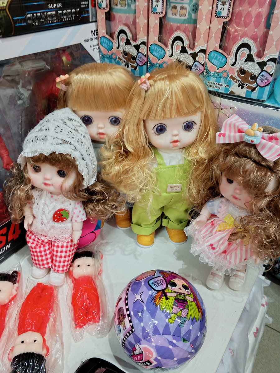 Фото автора канала. Вот таких кукол сфотографировала в одном из отделов рынка .