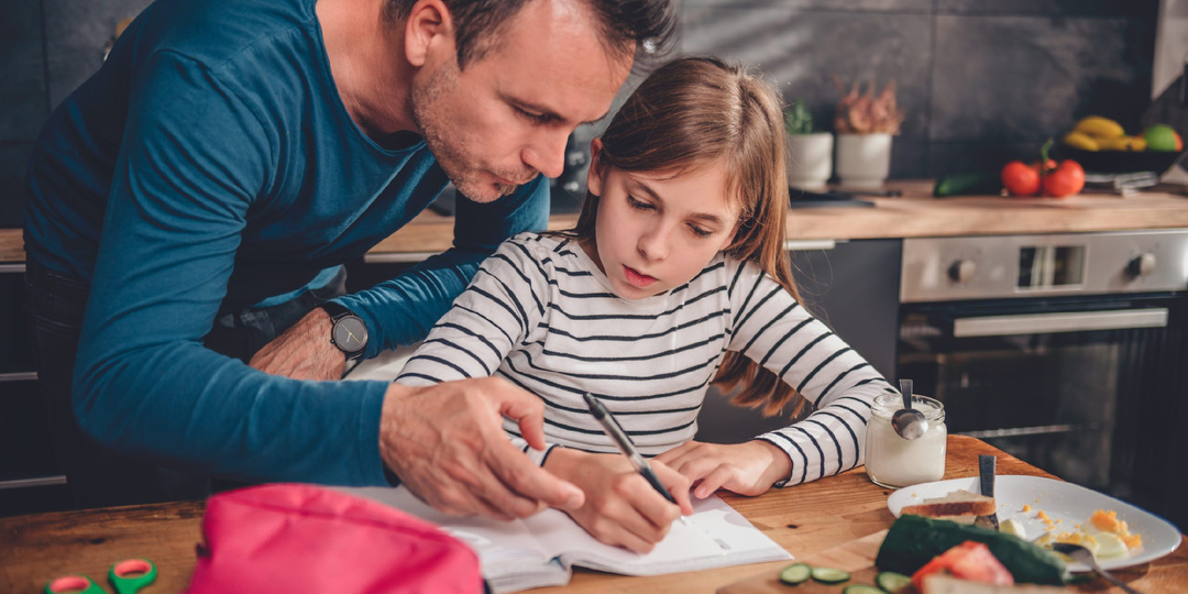 Я помогаю с ребёнком: почему эта фраза раздражает мам?